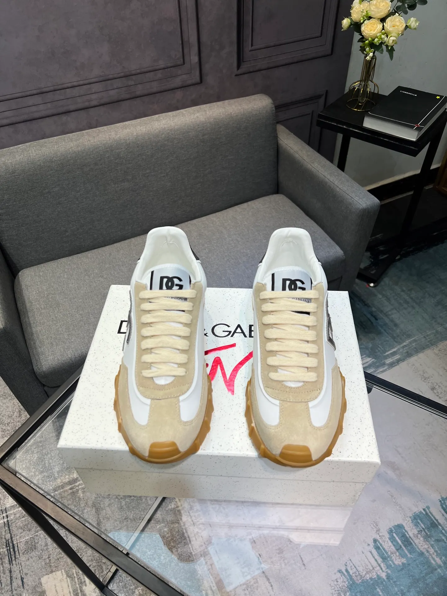 Men's shoes 💰560 Dolce&Gabbana D&G's latest casual sports shoes. Original purchase, development and production. DG's latest explosion. The tongue has the brand's iconic details. It is fashionable and versatile and can add luster to various looks. Create an exquisite design with unique dynamic vitality and modern atmosphere, showing modern and elegant style. Exquisite packaging at the delivery counter🛍📦 ▪️Fabric: Original customized cowhide, lining: Original customized breathable lining, Size: Men's 38-44 (45 46 customized)